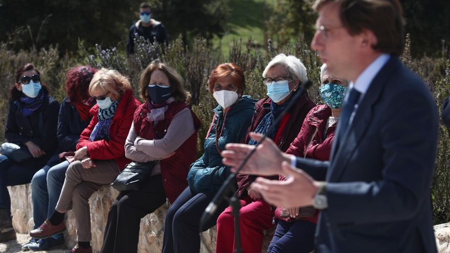 El alcalde, José Luis Martínez-Almeida, durante su visita por el distrito de Moratalaz, Madrid.