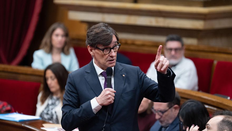 El president de la Generalitat, Salvador Illa,  durante una sesión de control al Govern, en el Parlament, a 26 de febrero de 2025, en Barcelona, Cataluña (España).