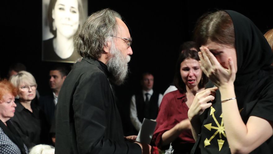 El pensador ultranacionalista Alexandr Dúguin durante el velatorio de su hija Daria Dúguina. EFE/EPA/MAXIM SHIPENKOV