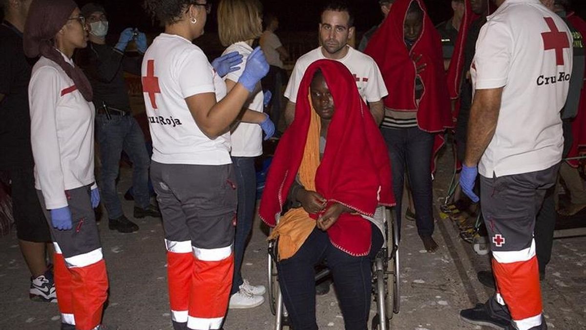 Miembros de Cruz Roja atienden a una de las inmigrantes llegadas anoche al puerto de Motril (Granada), tras ser rescatados por Salvamento marítimo cuando se encontraban navegando a unas 11 millas al Suroeste de la Isla de Alborán.