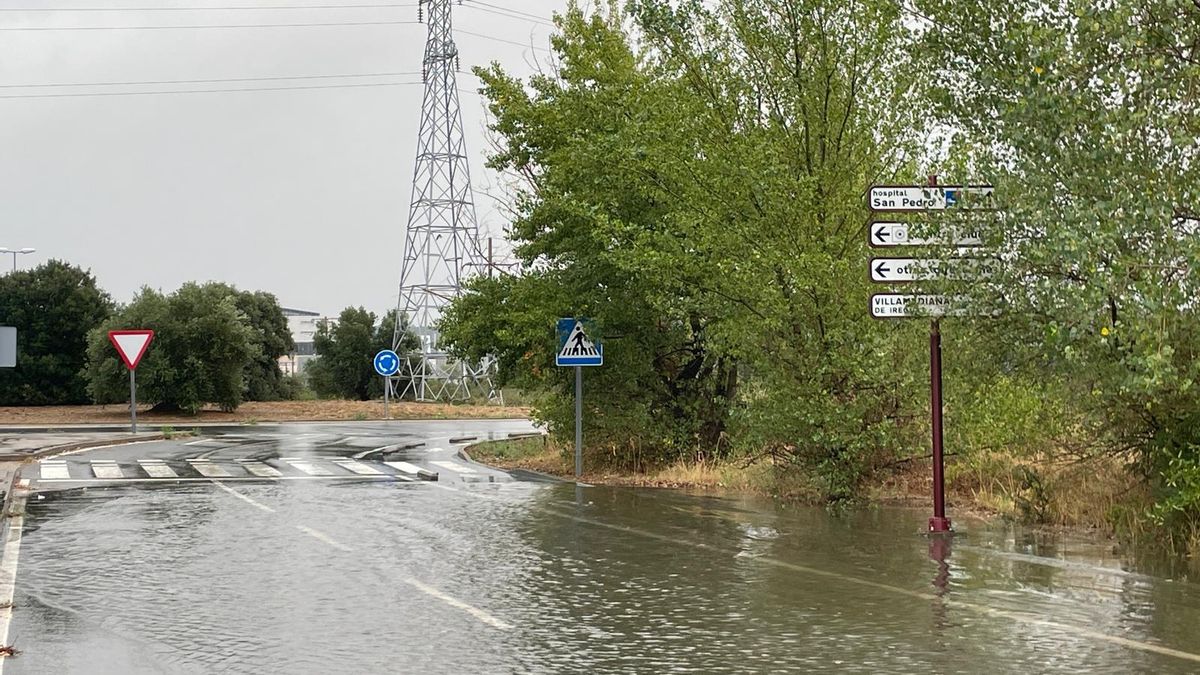 Acumulaciones de agua en la calzada en Logroño