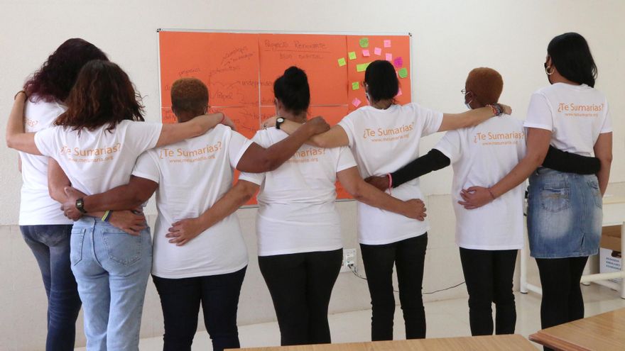 Alumnas del proyecto de Me Sumaría en un aula de la prisión de Las Palmas. (ALEJANDRO RAMOS)