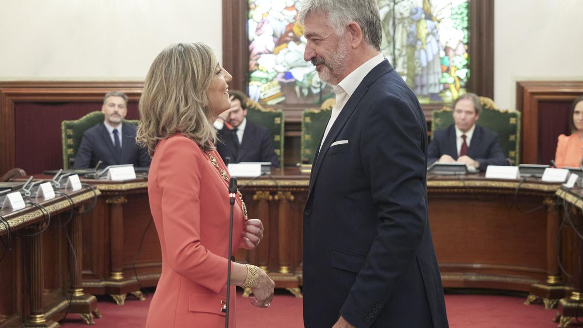 Cristina Ibarrola, investida alcaldesa de Pamplona, con el presidente de la mesa de edad, Koldo Martínez.