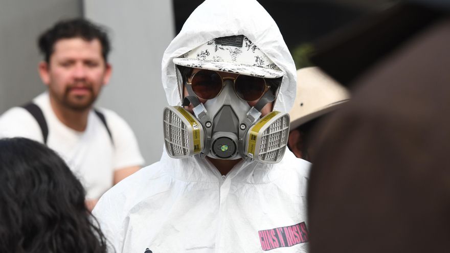 Un joven con protección por el coronavirus en Ciudad de México (México). EFE/ Jorge Núñez/Archivo