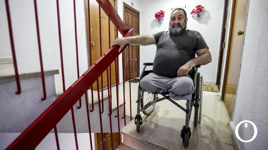 Pepe Báez, vecino de la Fuensanta sin piernas que reclama un ascensor.
