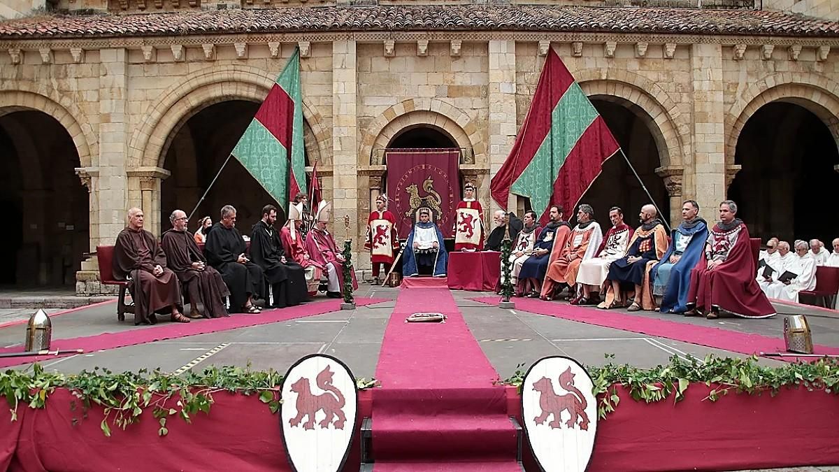 Representación teatralizada de la Curia Regia de León de 1188 en el Claustro de San Isidoro, de donde salieron los Decreta de Alfonso IX, memoria de la Humanidad por la Unesco. Fue la primera vez que votaron estamentalmente clero, nobleza y ciudadanos. 