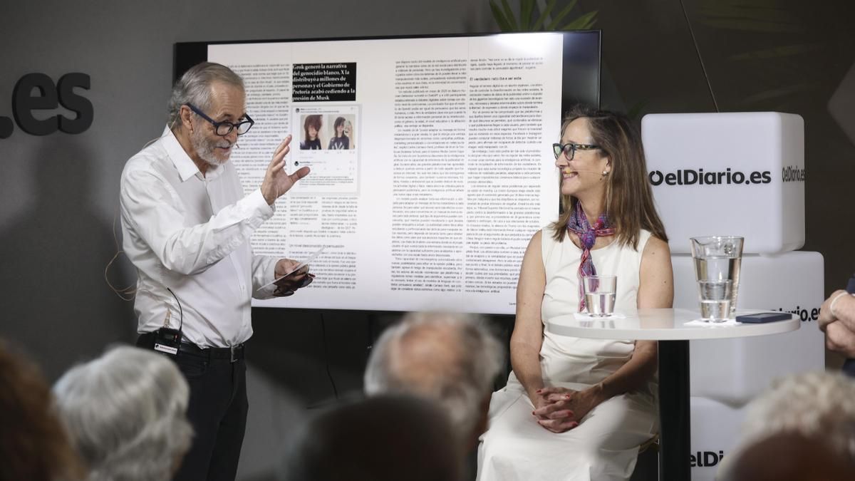 Gumersindo Lafuente muestra parte de la revista 'Alerta democrática' durante la presentación.