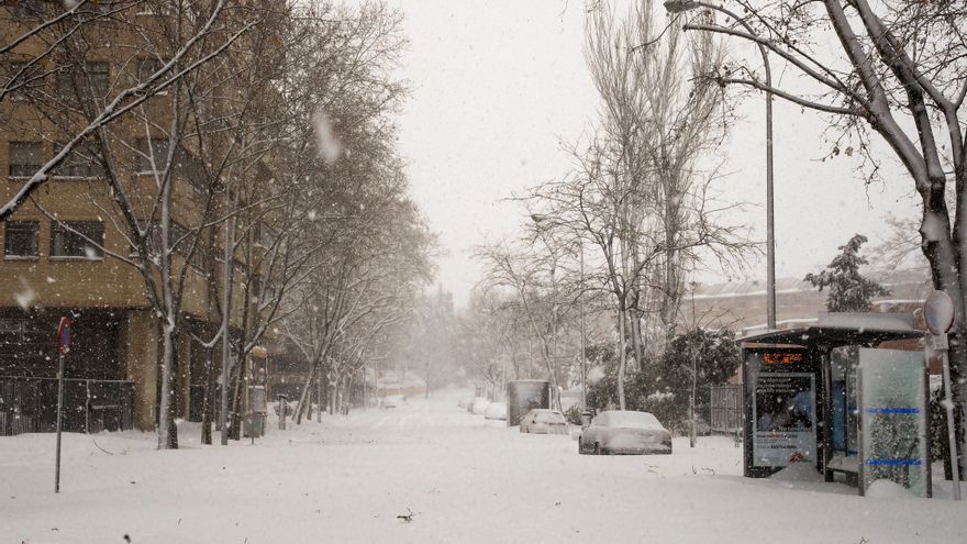 Una calle cubierta de nieve en Madrid, este sábado. EFE/ Ballesteros