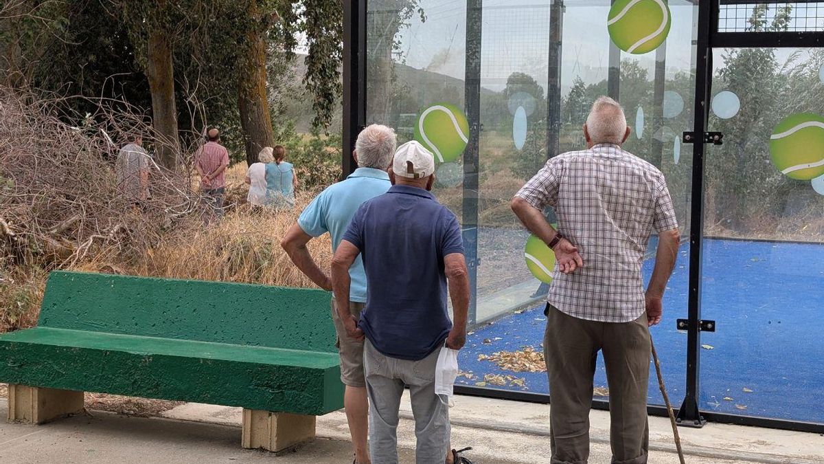 Gente mayor viendo este verano la evolución de un incendio forestal en el sur de la provincia