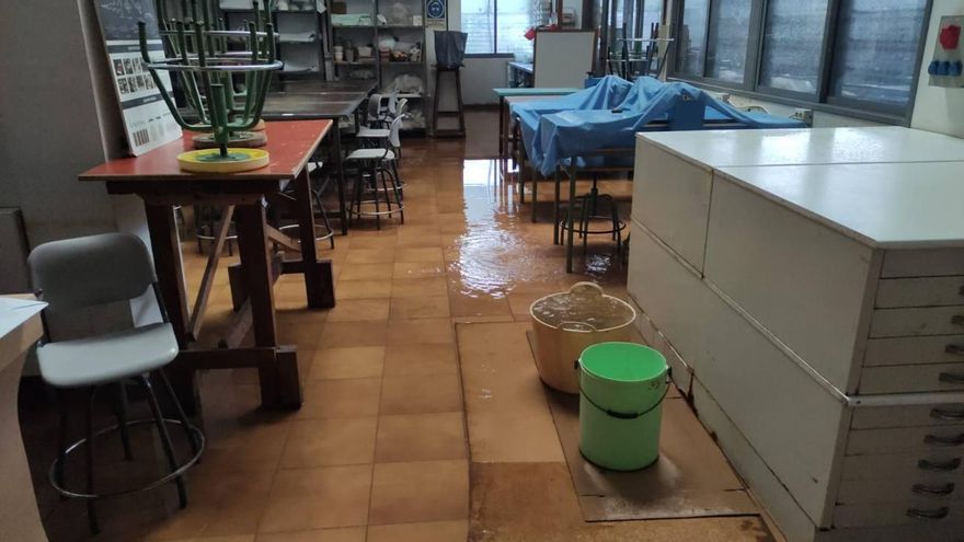 En clase con goteras y hasta 70 decibelios por el tráfico de la autopista: la protesta del alumnado de la Escuela de Arte