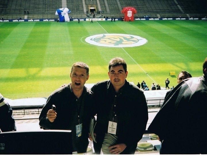 El periodista Aitor Buendía y un compañero de 'Marca', en el interior del estadio
