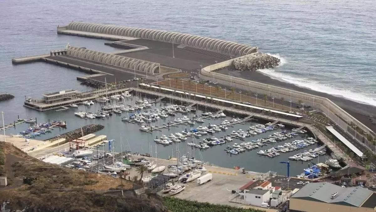 Manuel González advierte que el dique principal del puerto de Tazacorte está precintado  con vallas por desperfectos