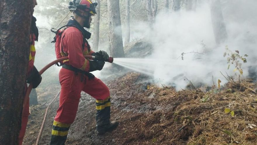 Un efectivo de la UME en el incendio de Peñalba de la Sierra (Guadalajara)