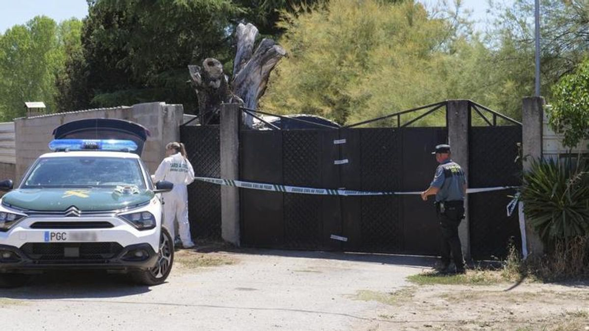 Agentes de la Guardia Civil ante la entrada precintada de una finca tras la detención de un hombre por la muerte de una mujer en Camponaraya.