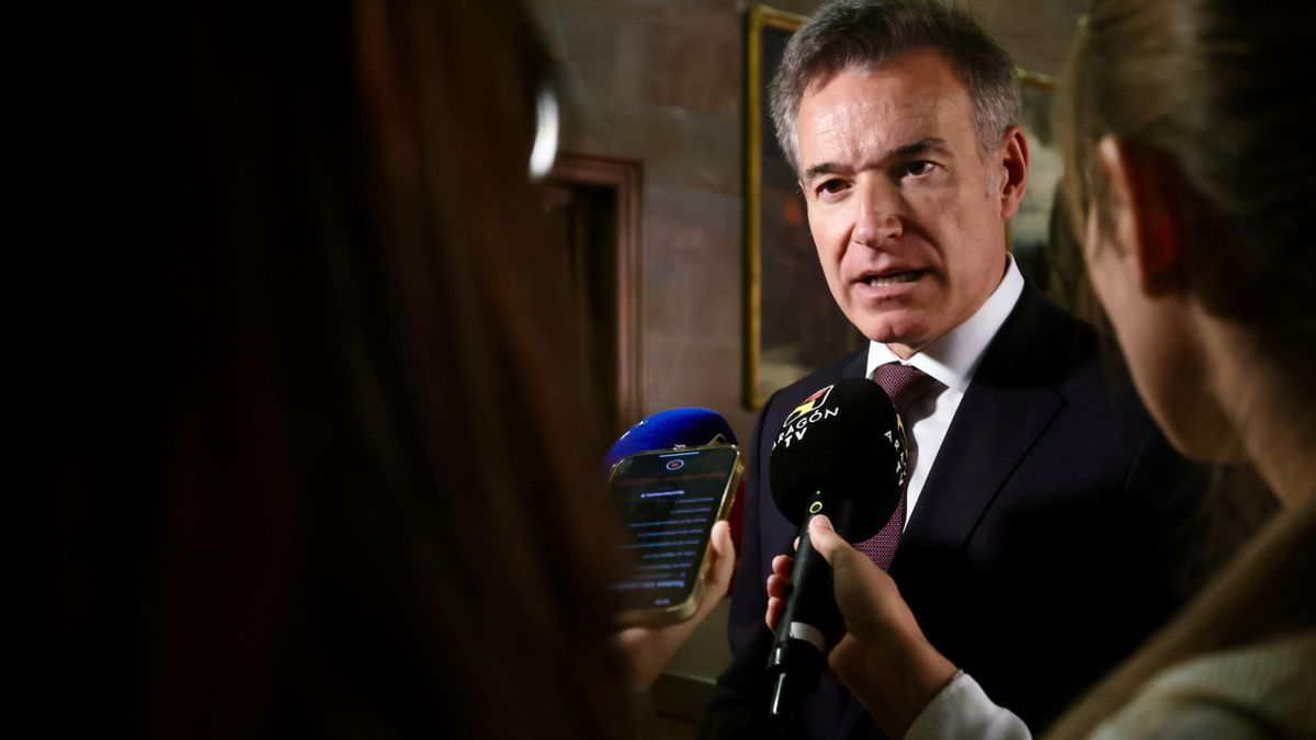 El consejero Víctor Serrano, este jueves en el Ayuntamiento de Zaragoza.