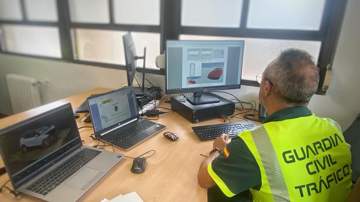 Un miembro de la Guardia Civil de Tráfico de Asturias durante su jornada laboral.