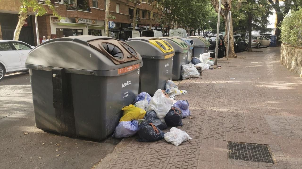 Las quejas e imágenes de la basura sin recoger se multiplican por la ciudad