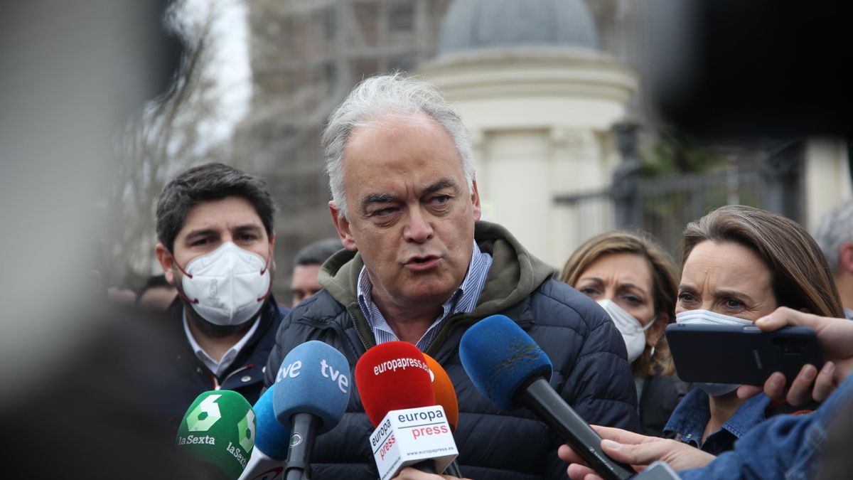 (I-D) El presidente de la Región de Murcia, Fernando López Miras, el vicepresidente del Grupo Popular Europeo, Esteban González Pons, y la portavoz del PP en el Congreso de los Diputados, Cuca Gamarra,