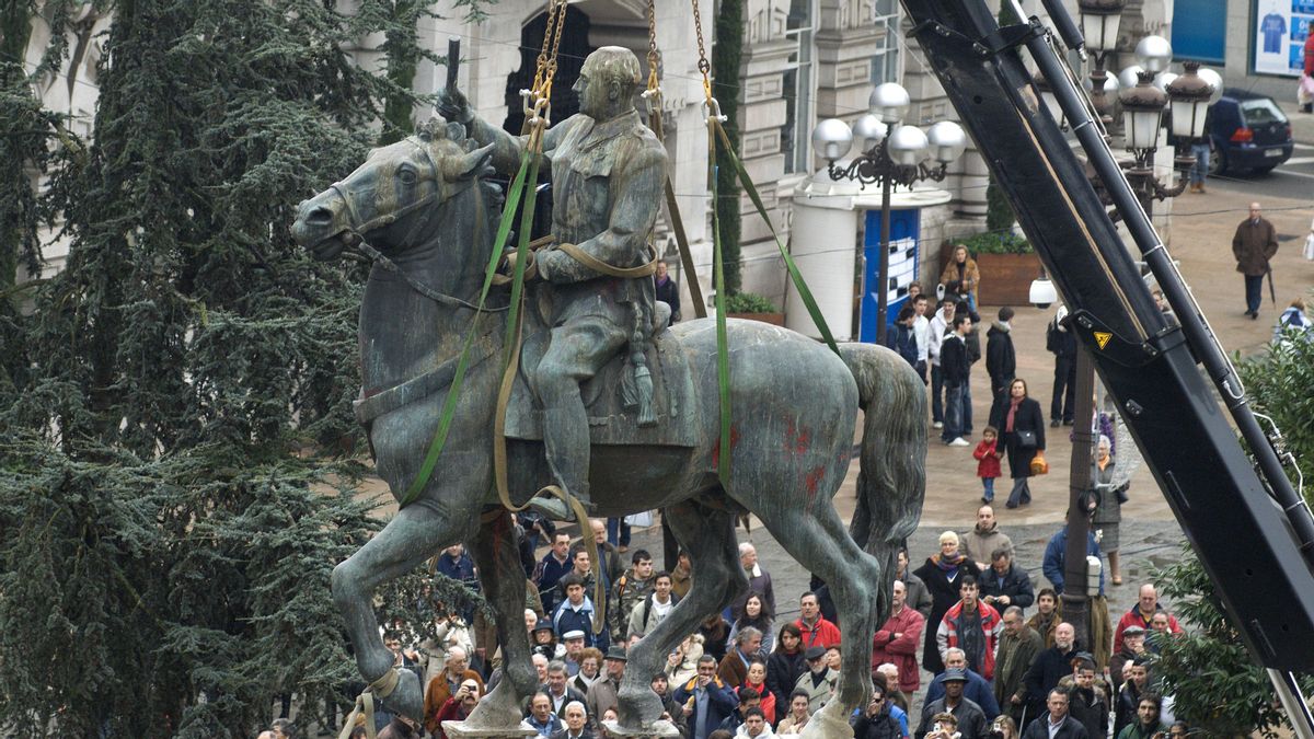 Retirada de la estatua ecuestre de Franco en el centro de Santander ante decenas de curiosos.