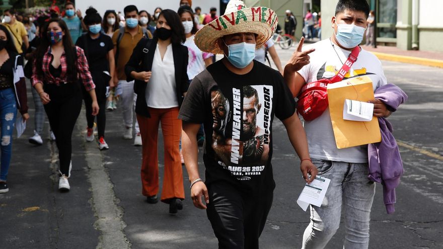 Personas hacen fila hoy para vacunarse contra la covid-19, en el Campo Marte de la Ciudad de México (México). EFE/Carlos Ramírez