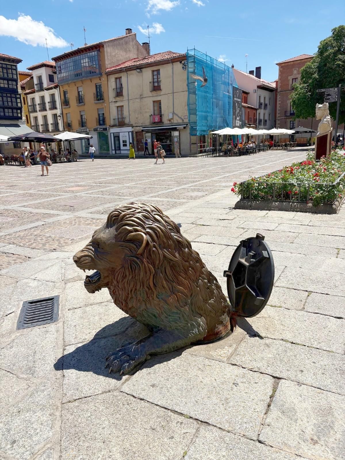 La estatua del león saliendo de la alcantarilla en la Plaza de San Marcelo.