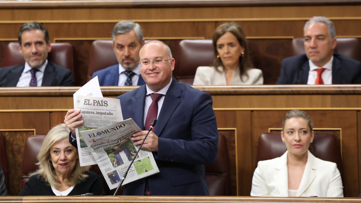 Un entusiasmado Tellado enseña portadas de periódicos con la noticia de la imputación de Zapatero.