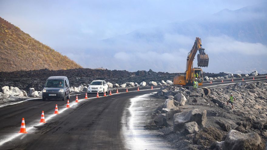 Abierta al tráfico en doble sentido la vía que atraviesa las coladas del volcán de La Palma