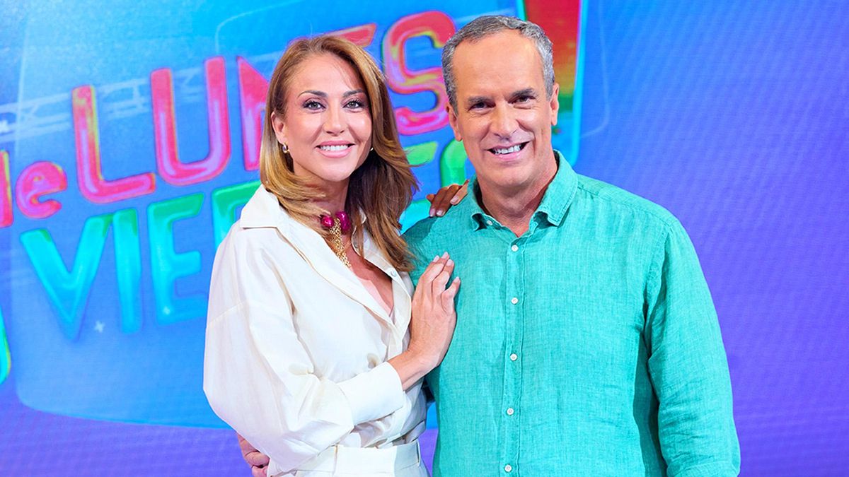Beatriz Archidona y Santi Acosta, presentaodres en 'De lunes a viernes'.
