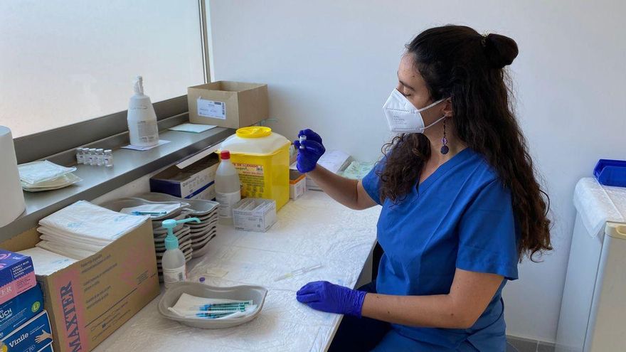 Una enfermera de un equipo de vacunación de la Consejería de Sanidad del Gobierno de Canarias. Consejería de Sanidad.