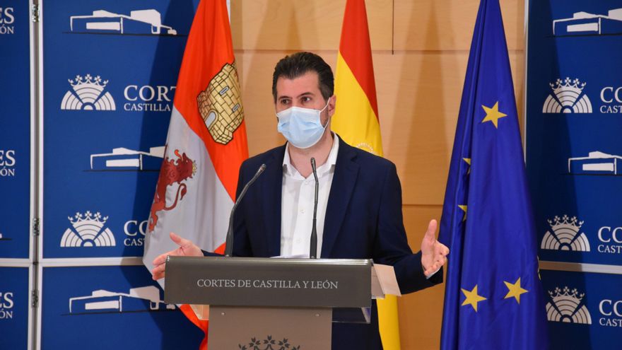 Luis Tudanca en una rueda de prensa en las Cortes.