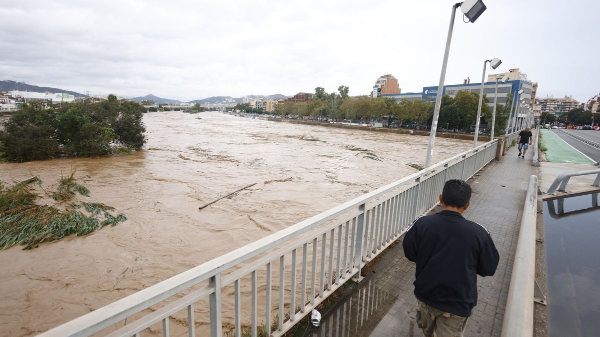 Los Bomberos rescatan a conductores atrapados por el agua en Granollers y Canovelles (Barcelona)