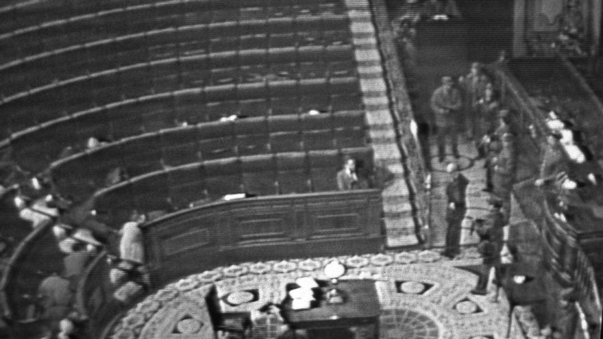 Diputados se protegen tras los escaños durante la irrupción de Tejero en el Congreso en 1981