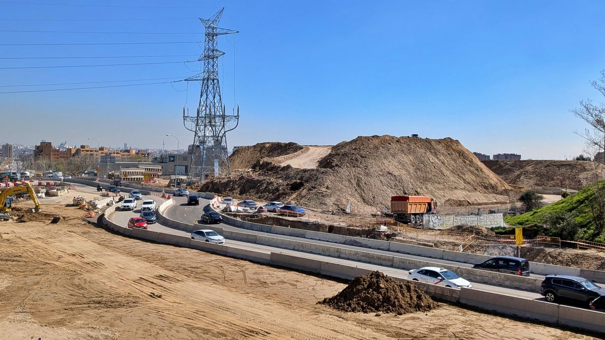 Colinas formadas con la tierra extraída de la A-5