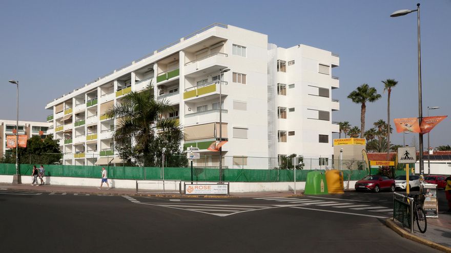 Dentro del complejo ‘Los Aguacates’, la última víctima de la ley canaria que prohíbe vivir en apartamentos turísticos