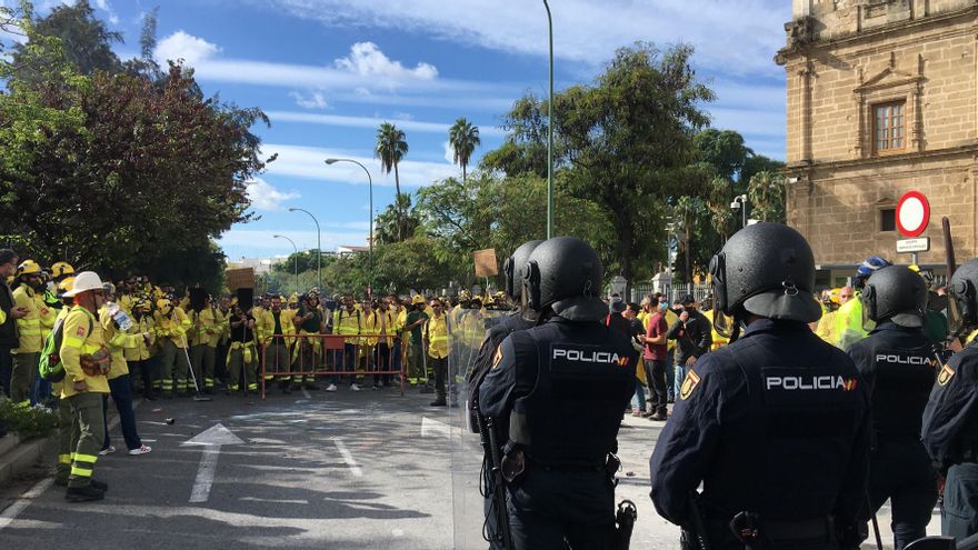 La protesta cortó los tres carriles de la calzada que discurre ante la puerta principal del Parlamento.