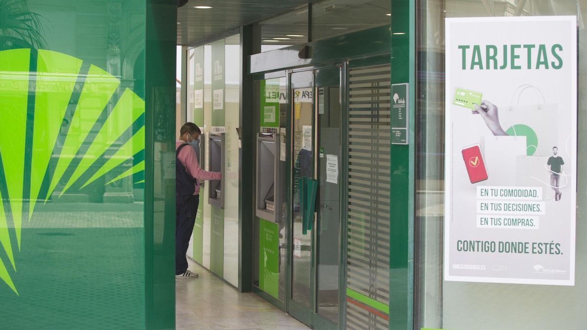 Archivo - Imagen de una sucursal de Unicaja Banco.