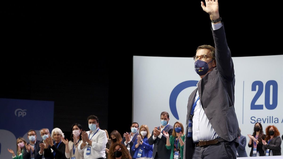 El presidente de Galicia y candidato a la presidencia del PP, Alberto Núñez Feijóo, saluda a los asistentes durante el XX Congreso Nacional del partido en Sevilla, que comienza este viernes y que elegirá por aclamación a su nuevo presidente.