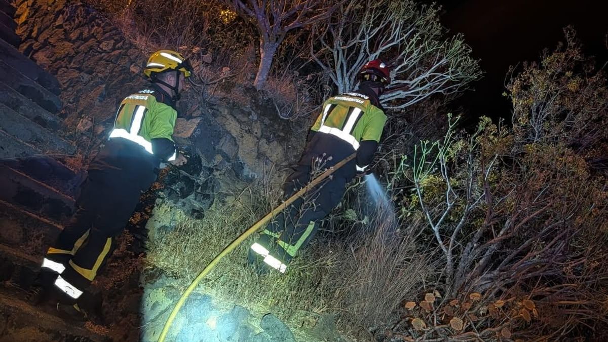 Sofocado de madrugada un conato de incendio en Breña Baja