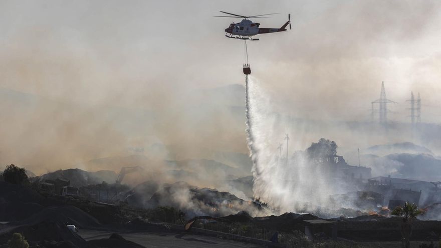 El incendio de la planta de compostaje de Arona afecta a 3,5 hectáreas