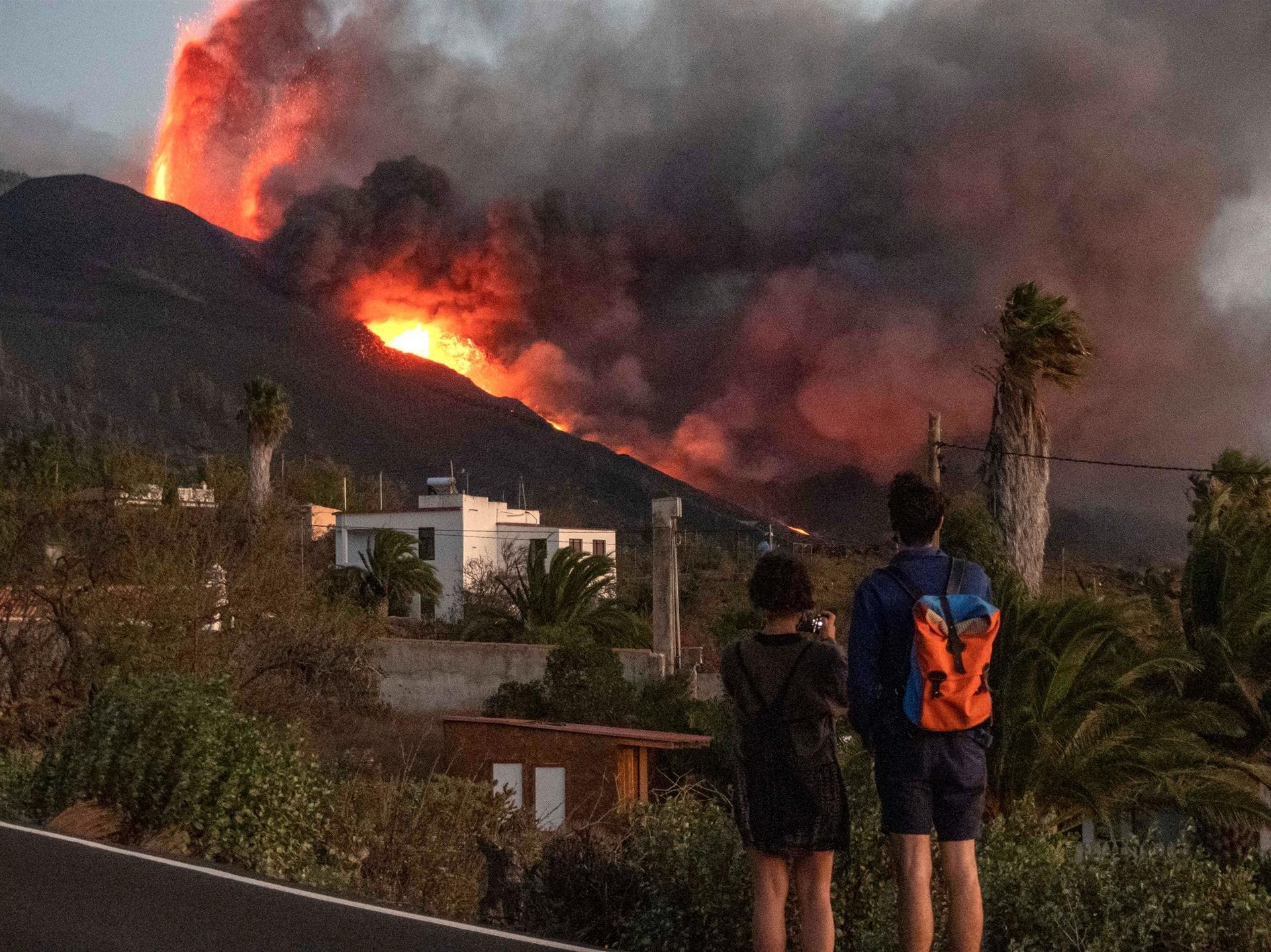Curiosos observando el volcán en Cumbre Vieja al anochecer del miércoles, 29 de septiembre