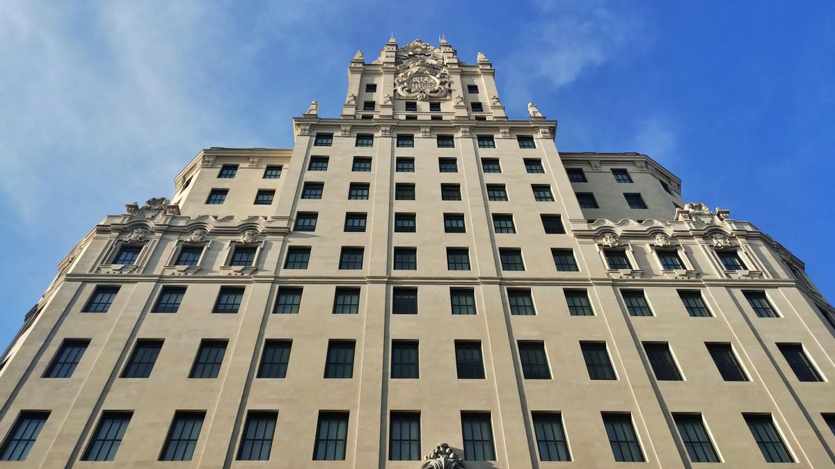 Incertidumbre por la posible venta del Edificio Telefónica, un "anuncio" de 90 metros valorado en 300 millones de euros