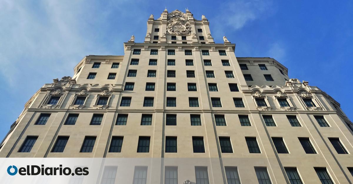 Incertidumbre por la posible venta del Edificio Telefónica, un “anuncio” de 90 metros valorado en 300 millones de euros