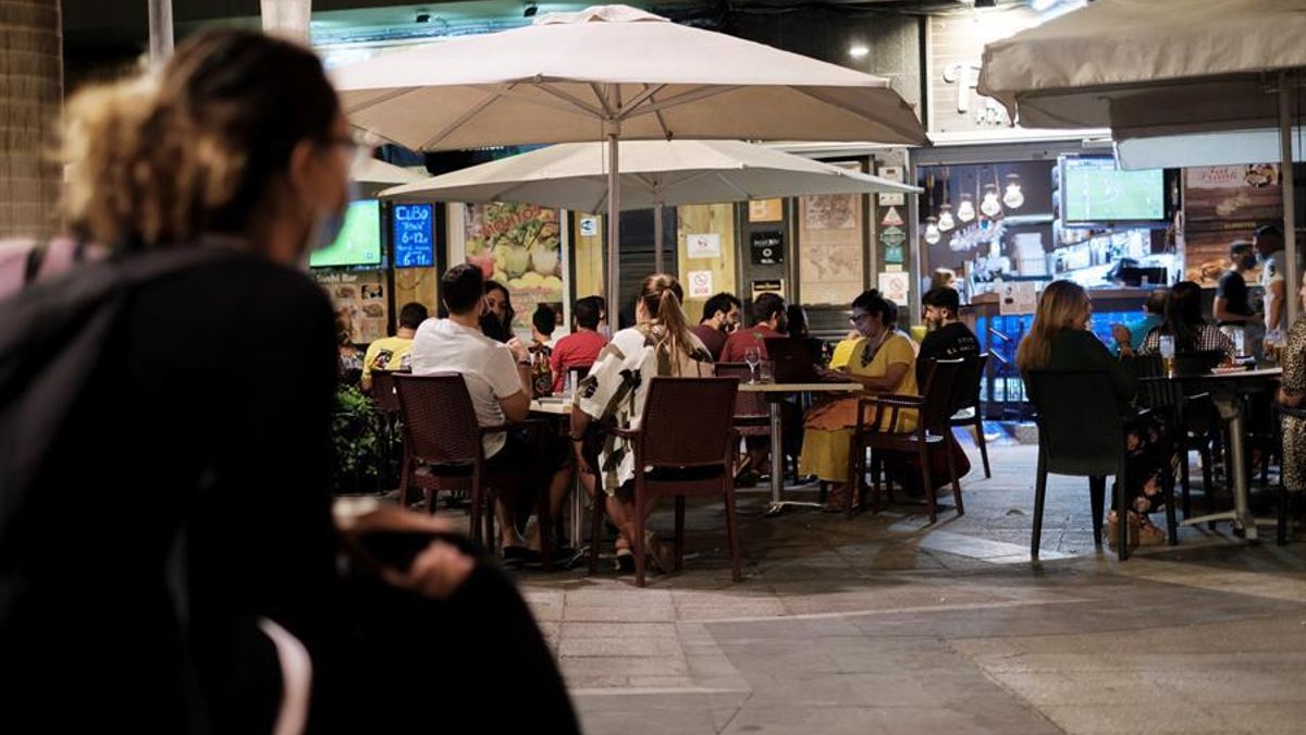 Varias personas ven un partido de fútbol en una terraza de Las Palmas de Gran Canaria.