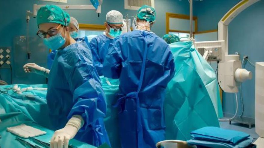 Los pacientes extremeños esperan más tiempo que la media para operarse o para una cita con el especialista