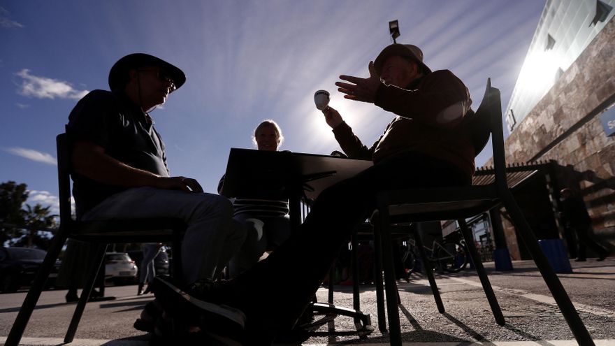 De la apatía al enfado pasando por el temor y angustia, así han vivido el primer mes de la salida efectiva del Reino Unido de la UE los británicos con residencia en España, una de las principales colonias de extranjeros que, en su mayoría, disfruta de la jubilación junto al Mediterráneo y en las islas. En la imagen, británicos charlan en la cafetería Village Café del Parque Comercial Miramar, en Mijas, Málaga. EFE/ Joza