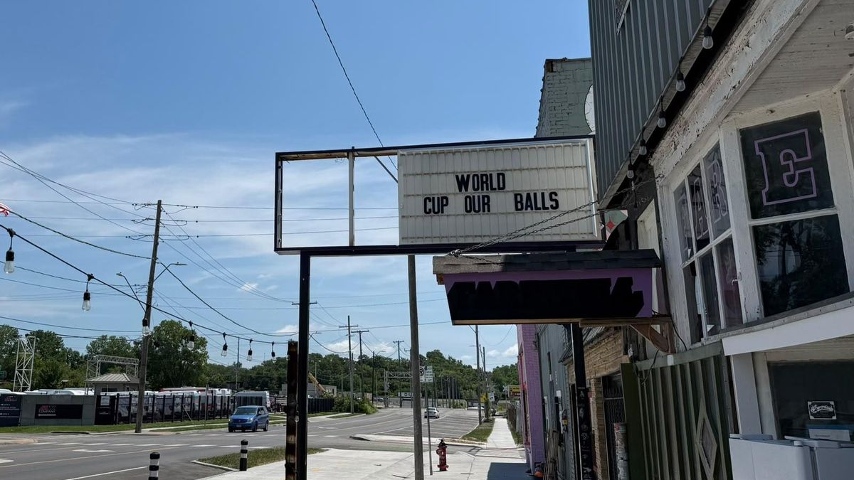 "Copa del Mundo, las pelotas", dice un cartel en Kansas City donde la mayoría parece no haberse enterado del mundial.