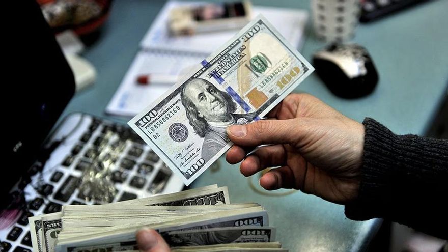El dólar blue subió 15 pesos en el arranque de la semana y los financieros se mantuvieron estables