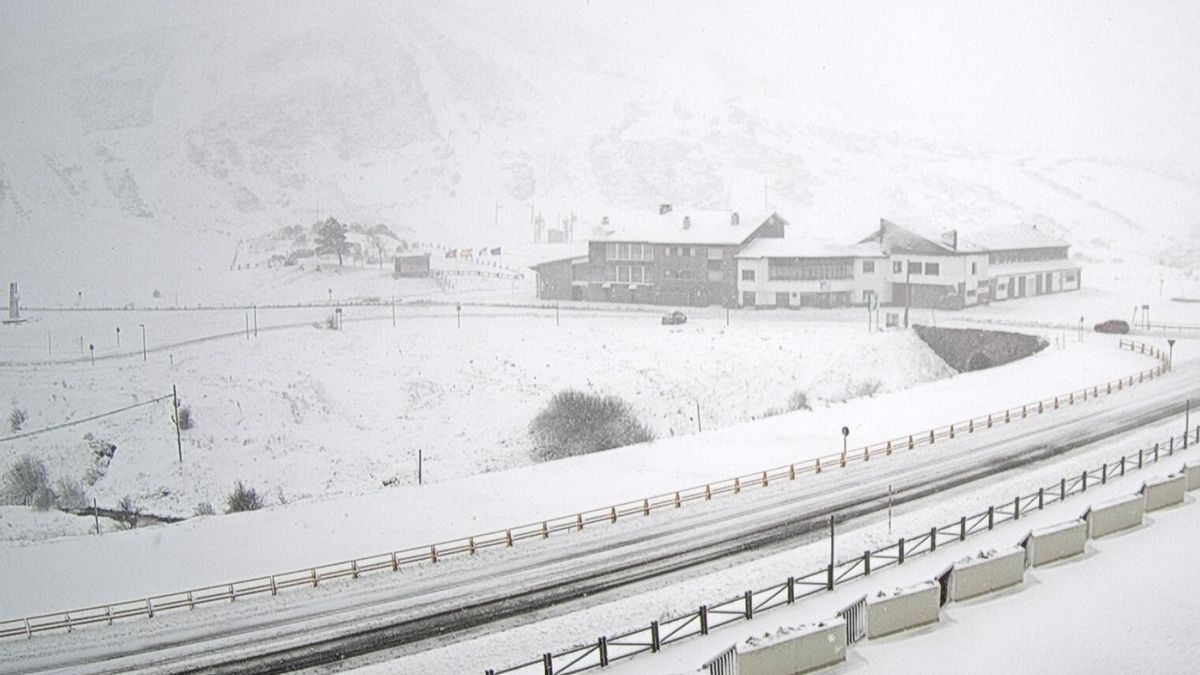 Estado de la carretera LE-331 en San Isidro, conexión con Asturias, a las diez de la mañana de este jueves.