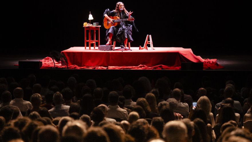 Natalia Lafourcade embriaga Cap Roig con su dulzura y habilidad innata para emocionar