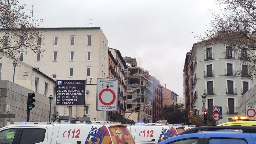 Ambulancias del Summa 112 y vehículos del Samur Social momentos posteriores a una fuerte explosión registrada la calle Toledo que ha hundido tres plantas de un edificio, en Madrid.